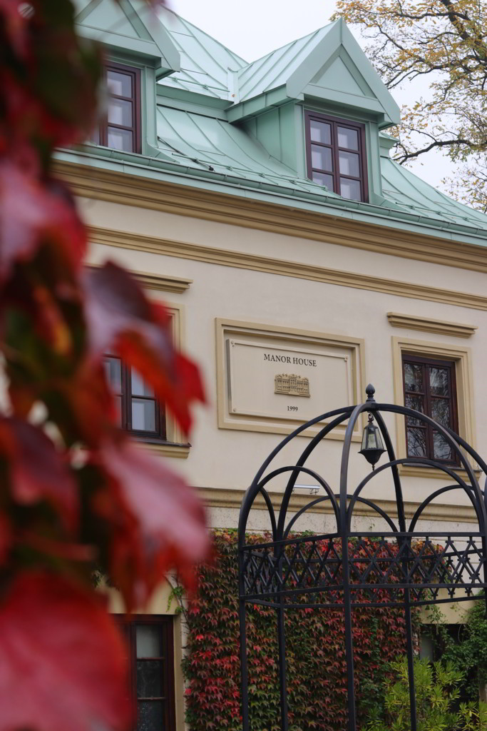 manor house pałac odrowązów