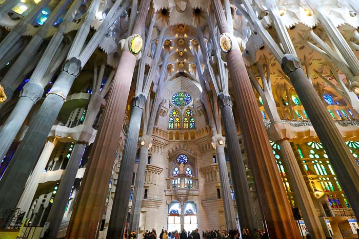 atrakcje Barcelony Sagrada Familia wnętrza