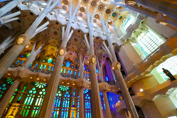 Sagrada Familia wnętrza witraże