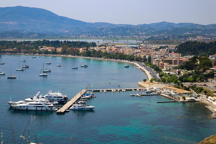 Korfu stolica statki port