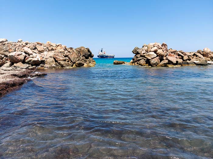 plaża Maonolithos Santorini skały statek