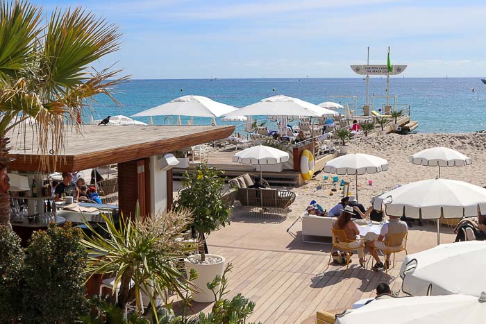 Cannes promenada restauracje na plaży